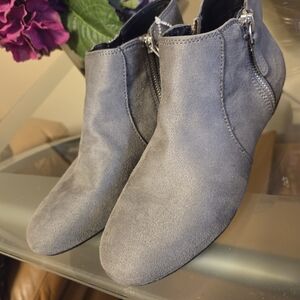 American Eagle Outfitters Gray Faux Suede Ankle Booties- Side Zip Size 7 NWOT